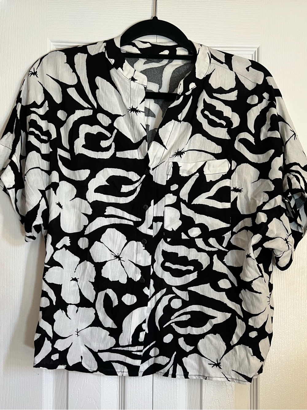 T Tahari Black and White Floral Button-Front Shirt size Small